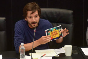 Diego Luna muestra un ejemplar de Corrupcionario en el Senado. Foto: Germán Canseco Diego Luna muestra un ejemplar de Corrupcionario en el Senado.