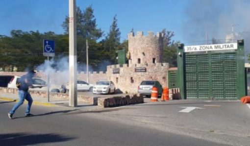 Con cohetones normalistas atacan la 35 Zona Militar