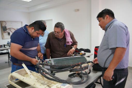 Ciudadanos aprenden nuevas habilidades en Talleres de Oficio