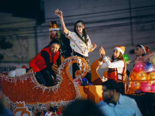 Mariana Rodríguez encabeza Macrodesfile Navideño en San Nicolás y reúne a miles de familias