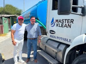 Jorge Miranda y Gustavo Quintana llevan agua potable a familias afectadas en la colonia Claudete