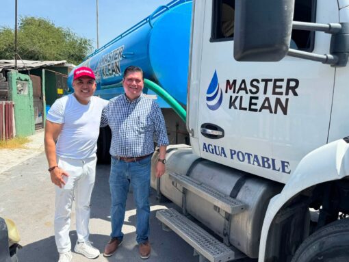 Jorge Miranda y Gustavo Quintana llevan agua potable a familias afectadas en la colonia Claudete