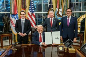 Trump anuncia inversión de más de 5 mil mdd para misión nacional de IA aplicada a la ciencia