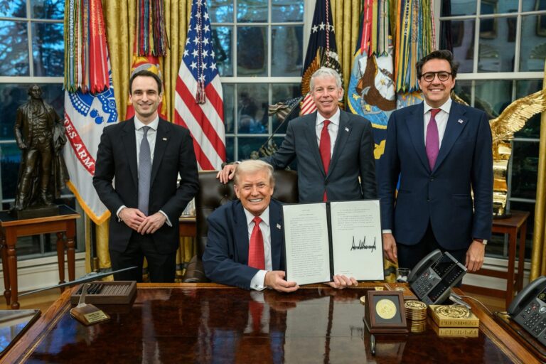 Trump anuncia inversión de más de 5 mil mdd para misión nacional de IA aplicada a la ciencia