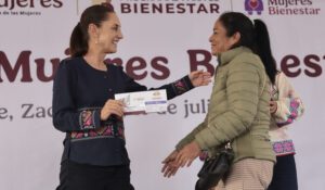 Sheinbaum entrega tarjetas y reafirma que la Pensión Mujeres Bienestar es un derecho